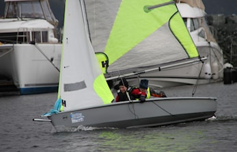 Ivrige ungdommer på seilkurs